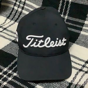 Black Titleist pro v 1 baseball hat